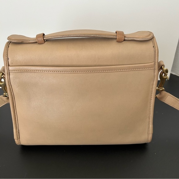 Vintage Coach Court Crossbody in Tan Leather - Picture 4 of 14